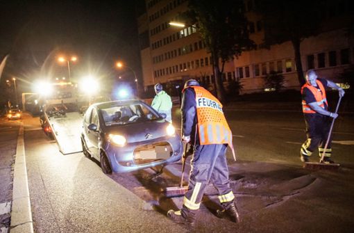 Das Unfallauto hinterließ eine Ölspur auf der Straße. Foto: SDMG/Dettenmeyer