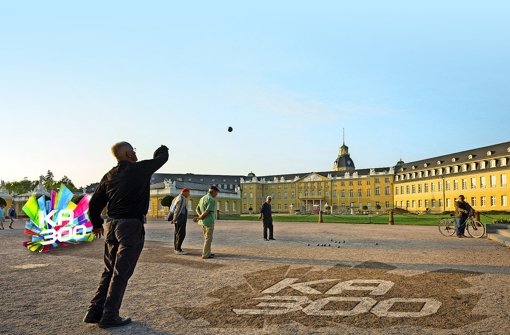 Vor dem Karlsruher Schloss wird Boule gespielt Foto: Daniel Schoenen/Karlsruhe Tourismus