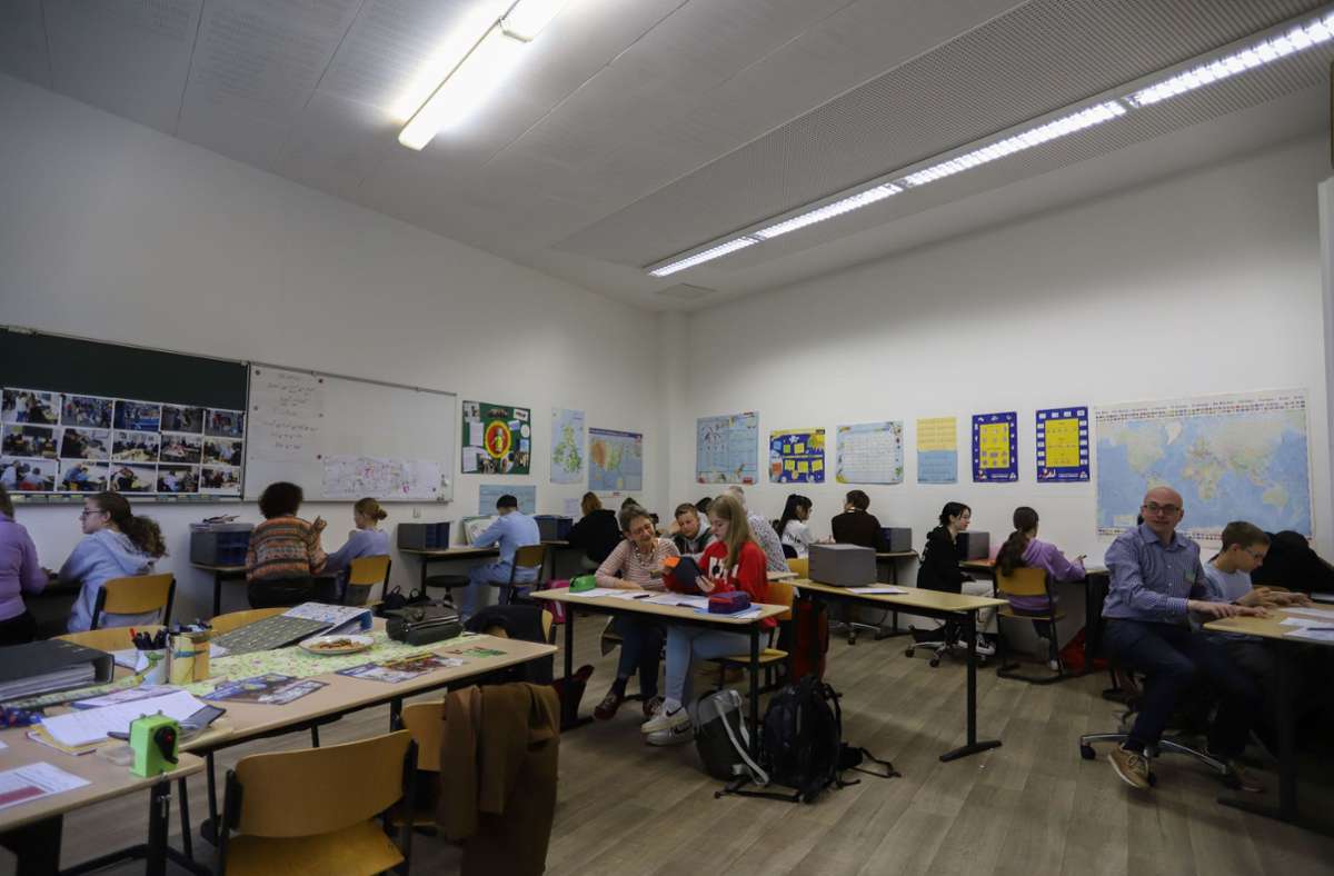 Hinter der Graffiti-Mauer verbirgt sich ein Klassenzimmer, in dem die Schaustellerkinder intensiv lernen.