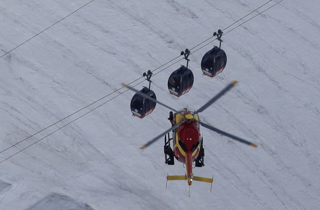 Mit Hubschraubern sind die Touristen ausgeflogen worden.