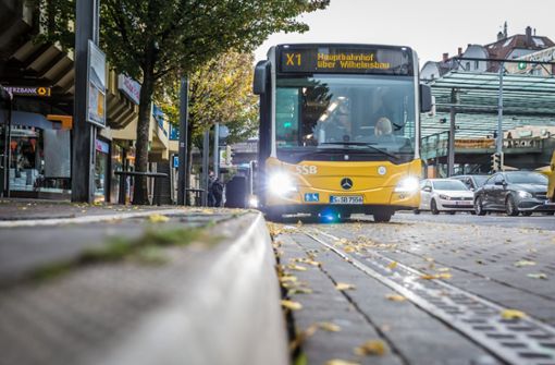 Alle fünf Minuten fährt der Schnellbus X1 von Bad Cannstatt in die Innenstadt. Trotz überfüllter Stadtbahnen wird die Alternative aber nur von wenigen genutzt. Foto: Lichtgut/Julian Rettig
