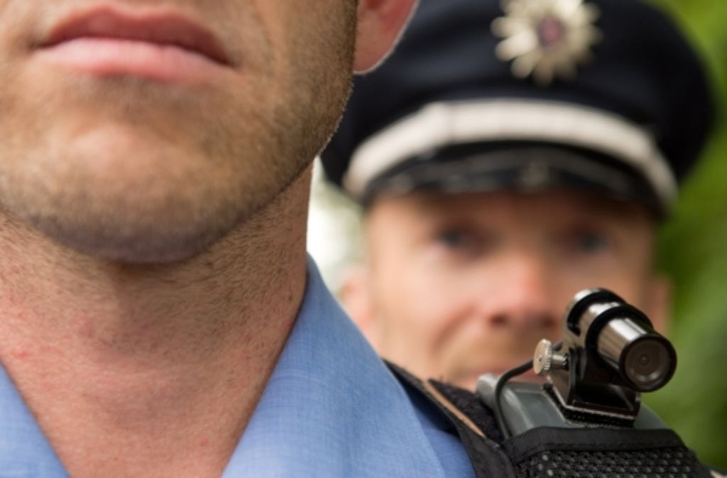 Schulterkamera in Hessen für Polizeibeamte: Tests zur Gewaltprävention verliefen erfolgreich Foto: dpa
