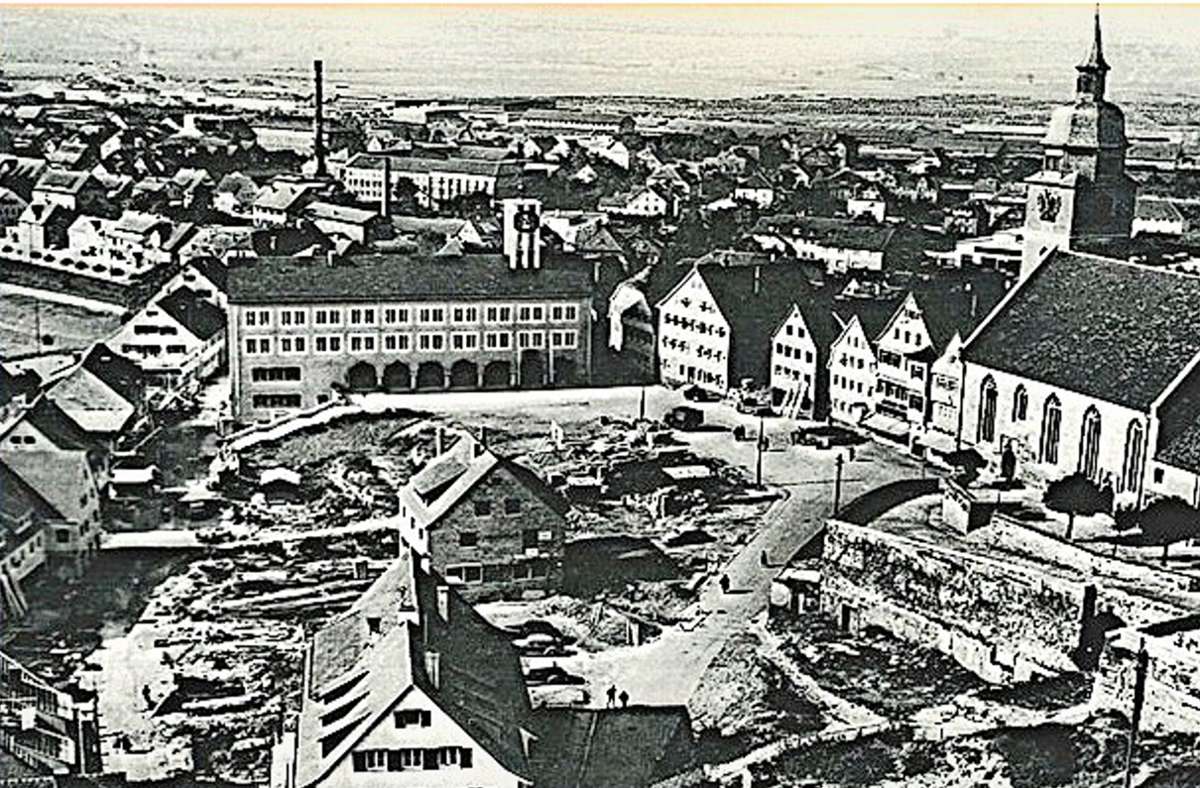 Böblingen um 1952: Das Schloss in Trümmern, das neue Rathaus stand bereits.