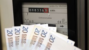 Geldscheine vor einem Stromzähler: Wer den Strom-Anbieter wechselt, macht dies in der Regel, um Geld zu sparen oder um zu einem Anbieter von Ökostrom zu wechseln. Foto: dpa