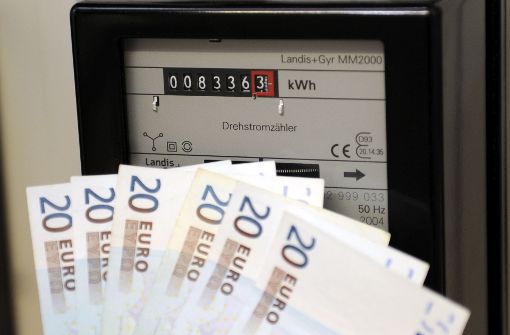 Geldscheine vor einem Stromzähler: Wer den Strom-Anbieter wechselt, macht dies in der Regel, um Geld zu sparen oder um zu einem Anbieter von Ökostrom zu wechseln. Foto: dpa