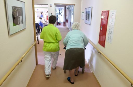 In der Altenpflege werden immer mehr Pflegekräfte gebraucht. Foto: dpa