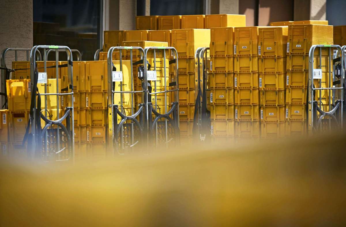 Gelbe Brief-Aufbewahrungsbehälter –  ein Anblick ohne Zukunft: Der Zustellstützpunkt in Fellbach wird jetzt verlagert. Foto: Stoppel