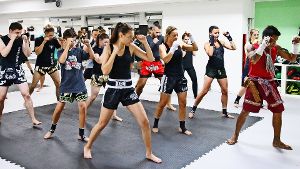 Technik als Erfolgsfaktor: Kin Prayun Thawang (rechts) zeigt den Thaiboxern einzelne Bewegungsabläufe. Foto: avanti