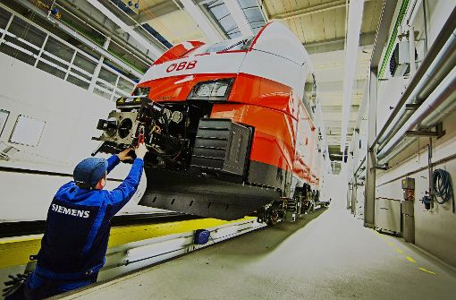 Die Auftragseingänge im Zuggeschäft schrumpfen. Daher ist der Abbau von 300 Arbeitsplätzen im Siemens-Werk in Krefeld (im Bild) weniger umstritten. Foto: dpa