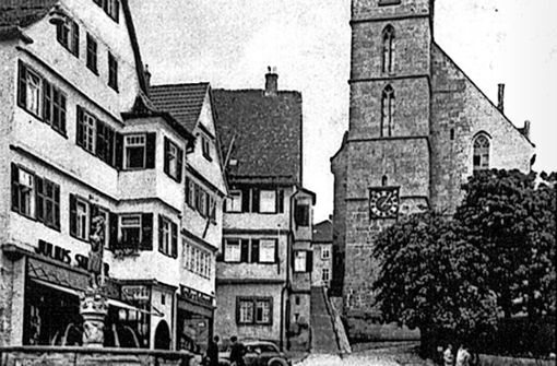 Das einstige Oberamt Böblingen befand sich in dem Gebäude neben der Stadtkirche am oberen Ende des Marktplatzes. Foto: Kreisarchiv