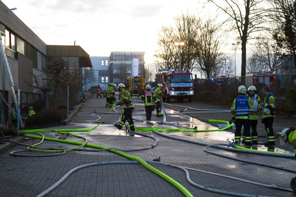 Eine ganze Serie von Bränden hat in der Nacht zum Samstag die Feuerwehr im Kreis Ludwigsburg in Atem gehalten. In Bietigheim-Bissingen ging eine Halle in Flammen auf, ...