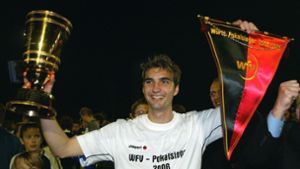Kapitän Jens Härter mit Pott und Wimpel: Der letzte WFV-Pokal-Sieg der Stuttgarter Kickers datiert aus dem Jahr 2006. Foto: Baumann/Baumann