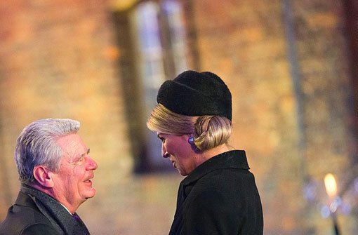 Bundespräsident Joachim Gauck und Königin Máxima der Niederlande wechseln am Rande der Gedenkfeier in Auschwitz ein paar Worte. Foto: dpa