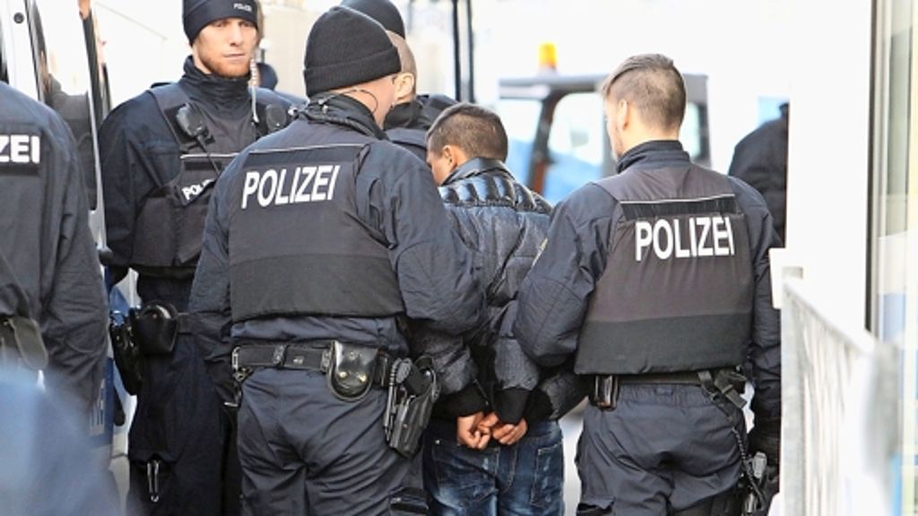 Debatte - Flüchtlinge: Polizei frustriert über Schutz für Straftäter