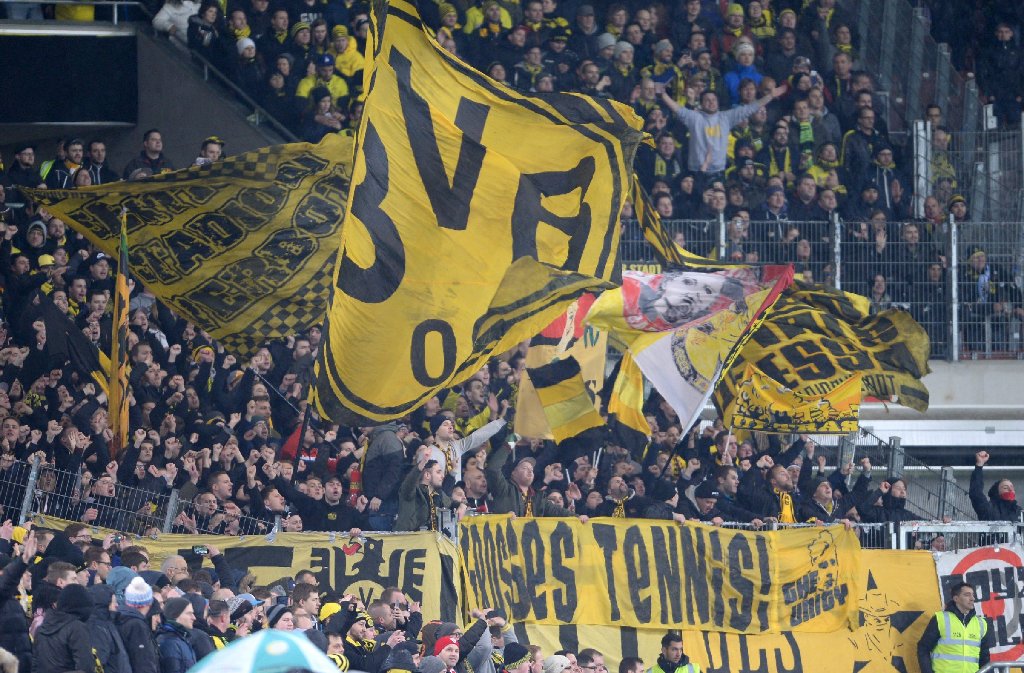 Aus dem Dortmunder Block hagelt es Tennisbälle zum Protest gegen zu hohe Eintrittspreise
