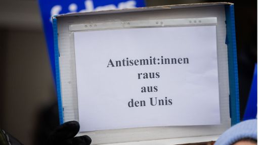 «Antisemit:innen raus aus den Unis» steht auf einem Plakat. Ein jüdischer Student Freien Universität Berlin war nach einem Angriff  ins Krankenhaus gekommen (Archivfoto). Foto: dpa/Christoph Soeder