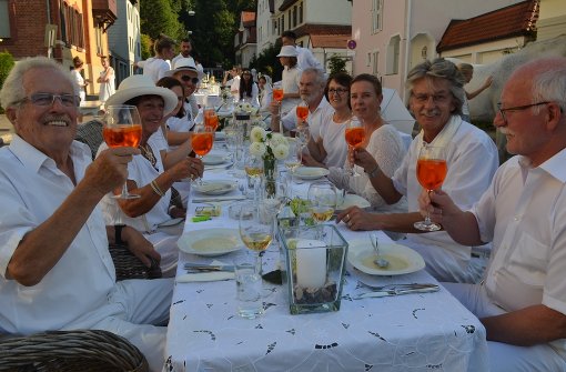 Mitten auf der Meistersingerstraße genießen Anwohner  das Abendessen in Weiß. Foto: Wiebke Wetschera