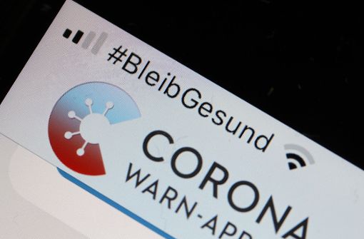 Die Corona-Warn-App soll bei der Nachverfolgung von Kontaktpersonen helfen. (Archivbild) Foto: dpa/Oliver Berg