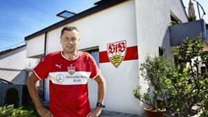 Robert Seifried vor seinem Berkheimer Haus mit original VfB-Wappen Foto: Ines Rudel