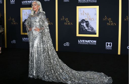 Passend zu dem Titel ihres Films „A Star is Born“ erscheint Lady Gaga in einer funkelnden Abendrobe mit langer Schleppe und erinnert damit selbst an einen Stern. Foto: AFP