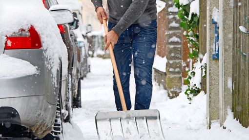 Anwohner von Gehwegen sollen in Göppingen eine Schneise von einem Meter im Winter von Schnee befreien. Foto: dpa//Tobias Hase