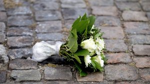 An den Tatorten in der Innenstadt von Kopenhagen legen Menschen zum Gedenken Blumen ab. Foto: dpa