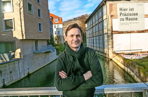 Der Architekt und Städteplaner Michael B. Frank vor dem energieeffizientesten Haus in Esslingen. Foto: Roberto Bulgrin
