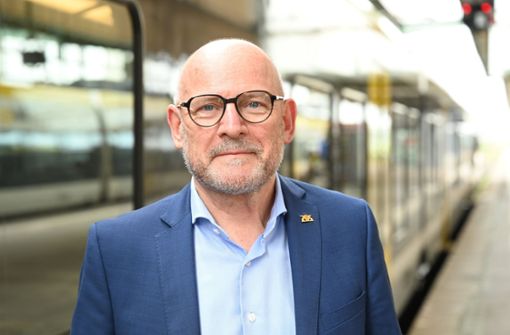 Winfried Hermann sieht weiteren Ausbaubedarf der Bahn in Stuttgart. Foto: dpa/Bernd Weissbrod