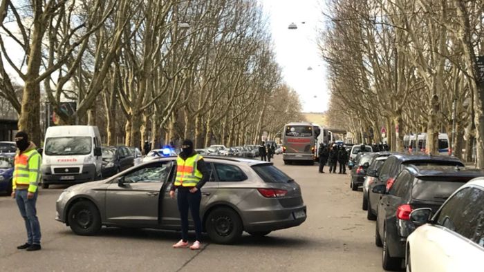 Polizei kontrolliert VfB-Ultras vor Abfahrt