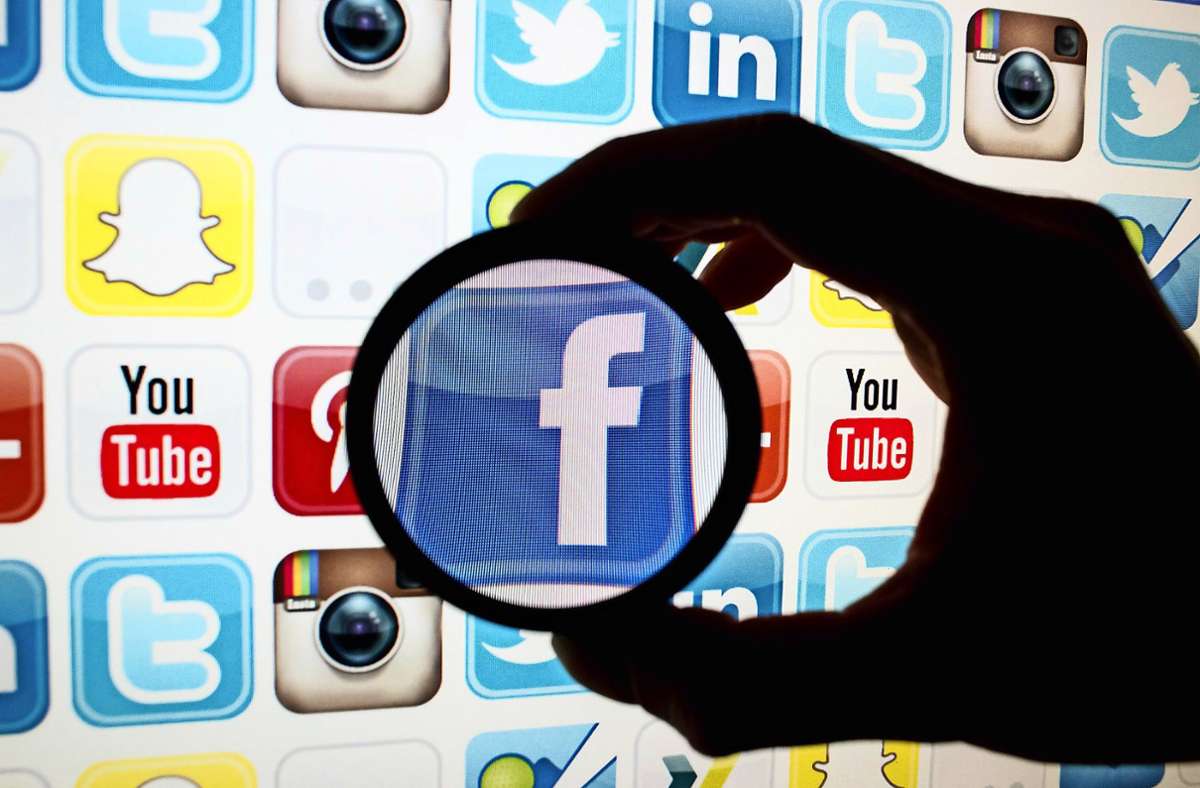 Falsche oder ungeprüfte Nachrichten verbreiten sich rasend schnell über soziale Medien wie Facebook und Twitter. Foto: dpa/Tobias Hase