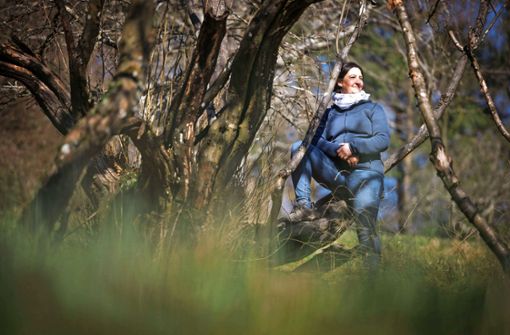 Auf der Streuobstwiese sprießt der erste wilde Schnittlauch – für Nadja Münster eine gute Ergänzung im Fastensüppchen. Foto: Gottfried / Stoppel