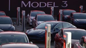 Tesla ist mitten im Produktionsaufbau für seinen ersten günstigeren Wagen Model 3. (Archivfoto) Foto: dpa