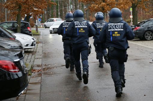 Polizisten hatten am Sonntag auf der Waldau einiges zu tun. Foto: Pressefoto Baumann