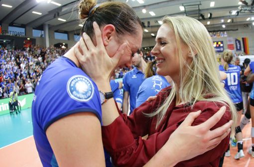 Abschied nach dem Meister-Titel: Mittelblockerin Molly McCage (li.) mit Kim Renkema, der Sportchefin von Allianz MTV Stuttgart. Foto: Baumann