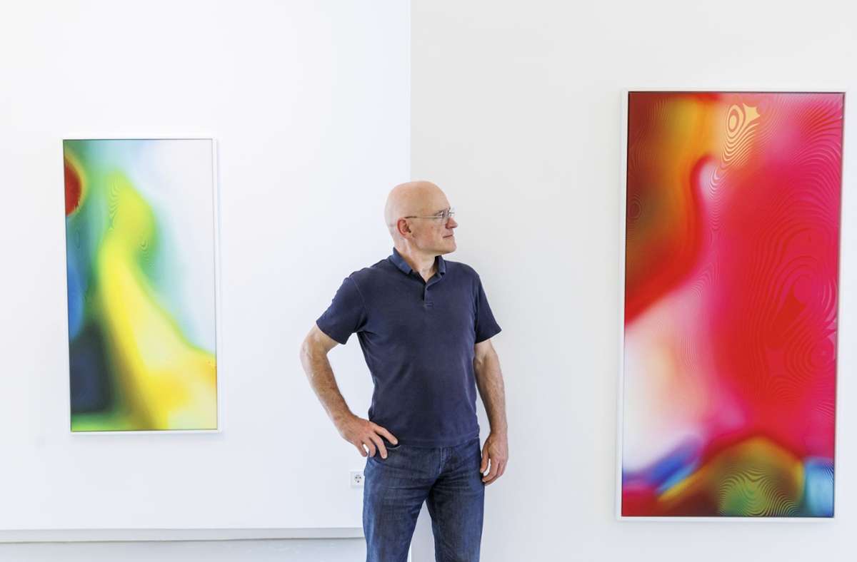 Der Künstler Laurenz Theinert vor seinen Werken aus der Fotoserie „Farbrest“ in der Galerie Abtart in Möhringen.