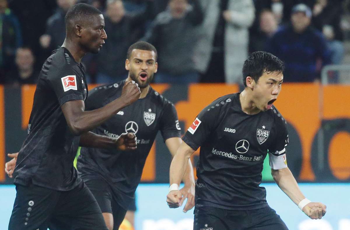 Wataru Endo (re.) nach seinem Treffer zum 1:1 für den VfB Stuttgart beim FC Augsburg.