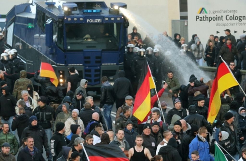 Die Polizisten drängen die rechten Demonstranten zurück. Es werden auch Wasserwerfer eingesetzt.