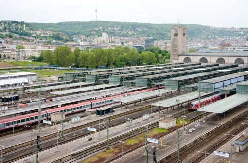Züge am Stuttgarter Hauptbahnhof: Das Land Baden-Württemberg drängt auf eine gerechtere Finanzierung des Personennahverkehrs. Foto: dpa