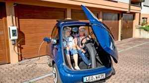 Das E-Auto „Microlino“ von Familie Streicher zieht viele Blicke auf sich. Foto: Jürgen Bach