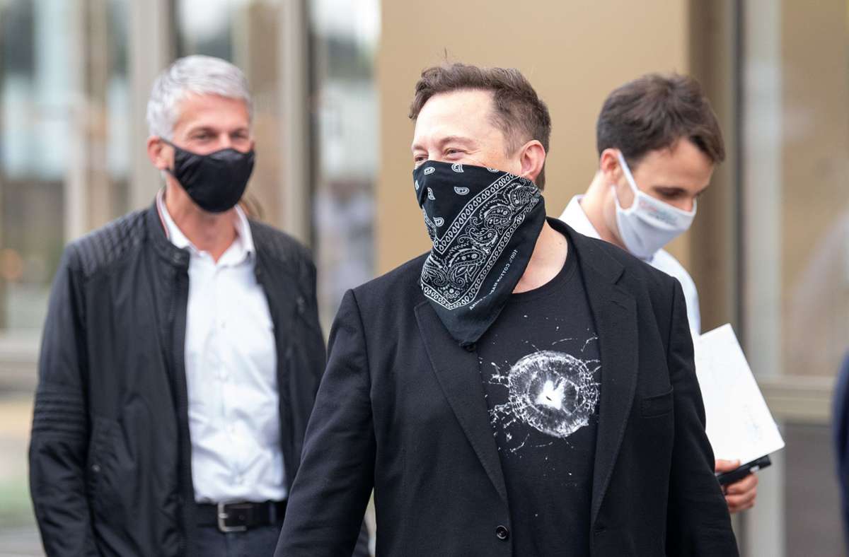 Elon Musk (vorne) hat die Tübinger Biotechfirma Curevac besucht. Foto: dpa/Sebastian Gollnow