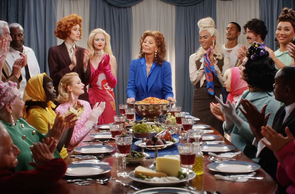 In dem Kampagnenfilm der Modemarke GCDS kocht Sophia Loren für ihre Freunde. Foto: Screenshot/Youtube