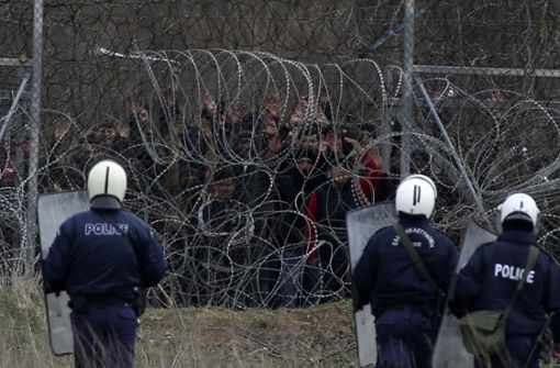 An der griechisch-türkischen Grenze spitzt sich die Lage zu. Foto: AP/Giannis Papanikos