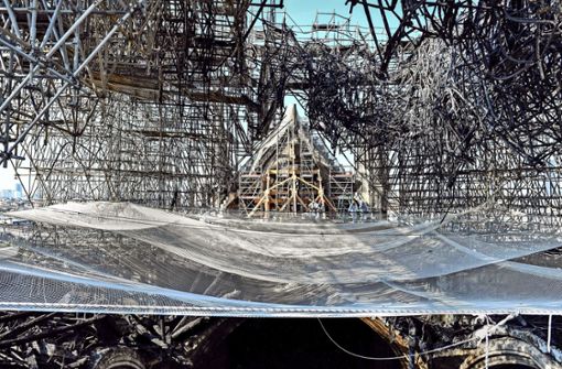 Das rund 300 Tonnen schere Metallgerüst könnte das Dach zum Einsturz  bringen. Foto: AFP/Stephane de Sakutin