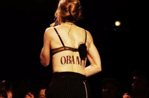 Madonna entblößte während der Show in Washington ihren Rücken. Unter ihrem BH tauchte in fetten Lettern das Wort OBAMA auf. Foto: Spang