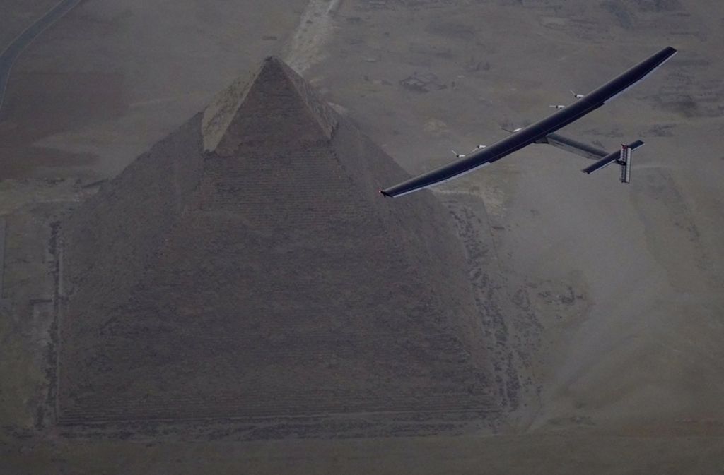 Anflug des Solarflugzeugs über die Pyramiden von Gizeh hinweg.