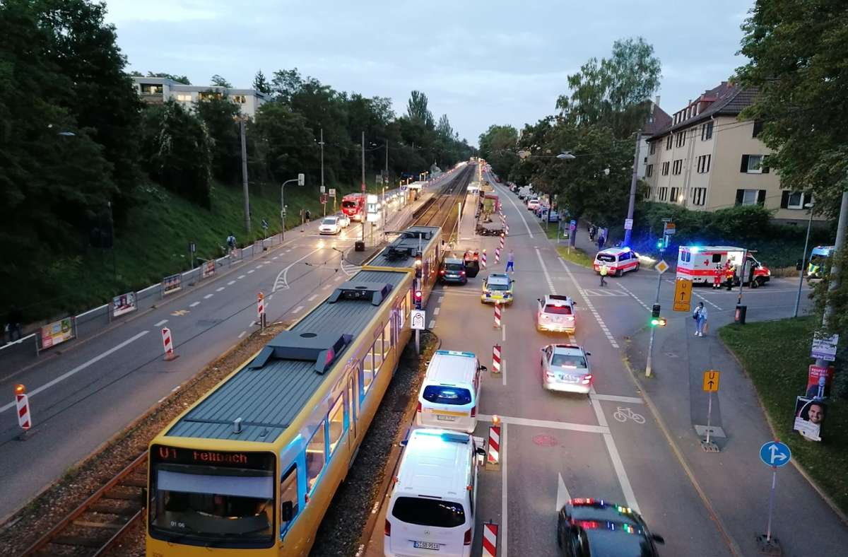 In Bad Cannstatt ist es zu einem Unfall mit einer Stadtbahn gekommen.