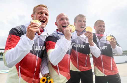 Der Kajak-Vierer feiert seine Goldmedaille. Foto: dpa//Jan Woitas