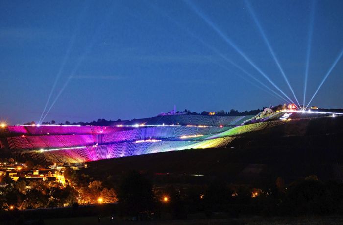 Leuchtender Weinberg in Weinstadt: Perfekte Kulisse in Regenbogenfarben