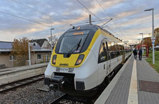 Am  Sonntagmorgen steht der Zug der Baureihe Bombardier Talent zur Probefahrt auf der Schönbuchbahn-Strecke bereit. Foto: Eibner/Dimi Drofitsch