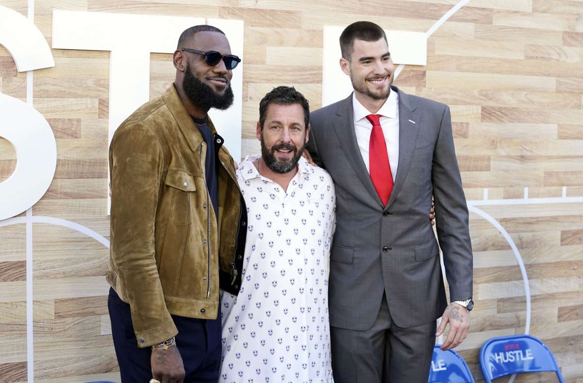 Adam Sandler (Mitte), Darsteller und Produzent des Netflix-Films „Hustle“, mit den NBA-Basketballspielern LeBron James (Links) und Juancho Hernangomez (Rechts) bei der Premiere des Films in Los Angeles. James ist auch einer der Produzenten des Films. Foto: dpa/Chris Pizzello